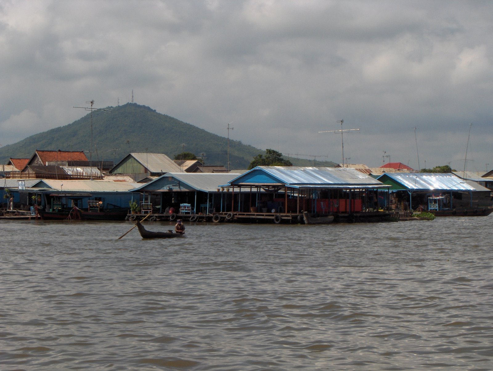[Floating+villages+closer+to+Phnom+Penh.JPG]