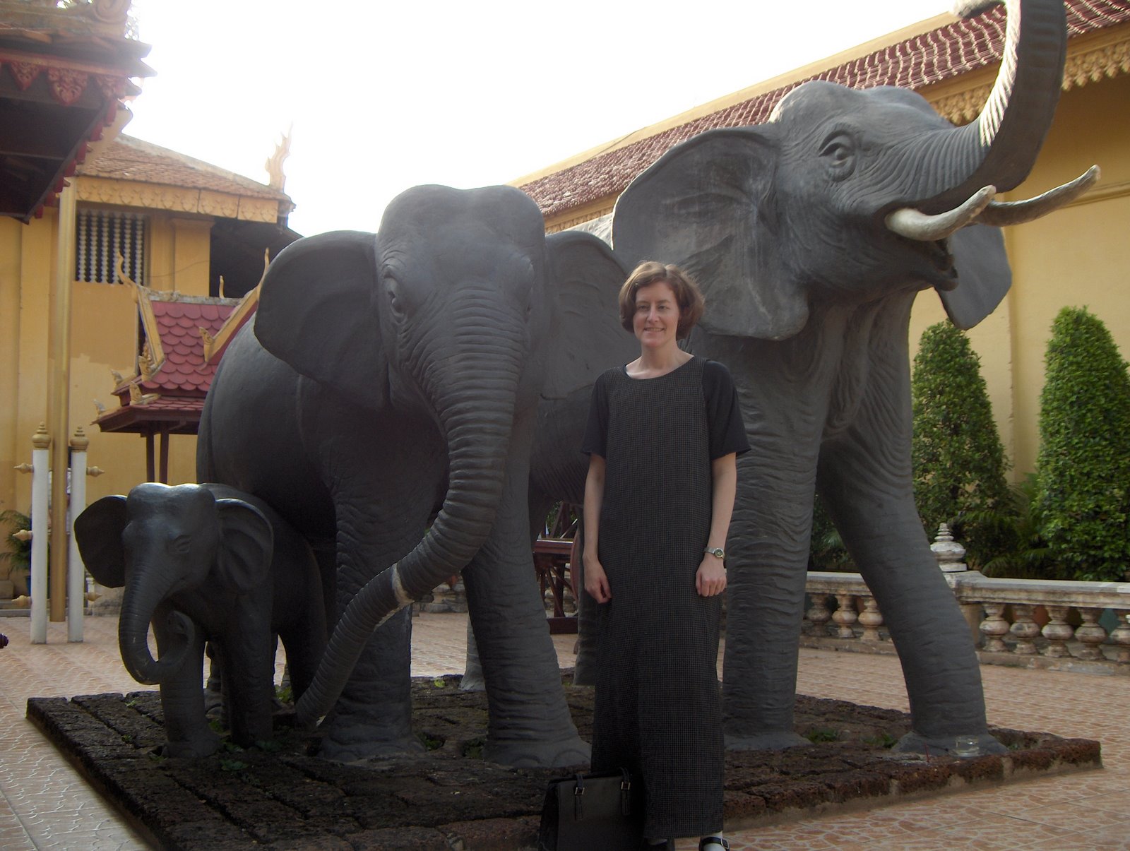 [Lisa+with+elephant+statues+at+Silver+Pagoda.JPG]