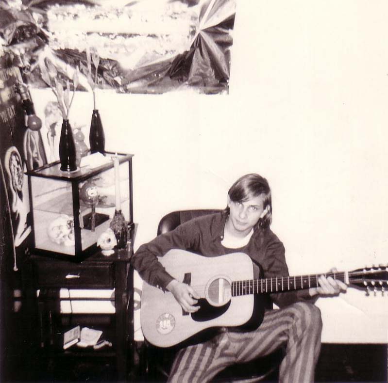 [4+=+playing+guitar+-+1972.JPG]
