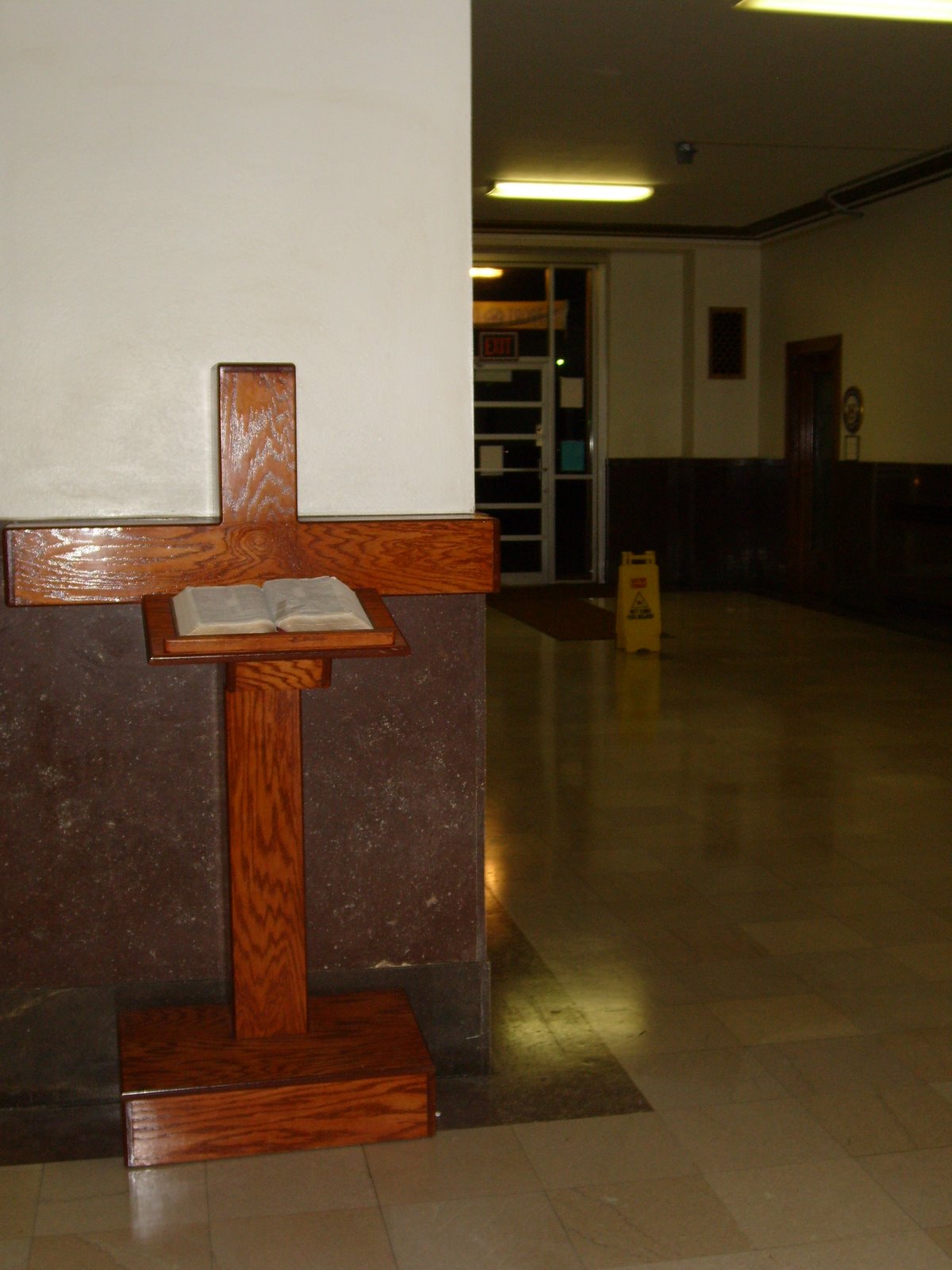 [courthouse+cross.JPG]