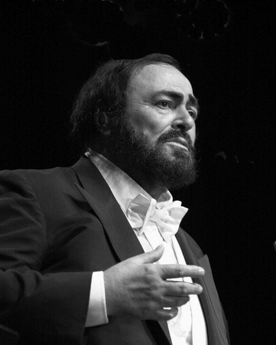 [pavarotti3bw.jpg]