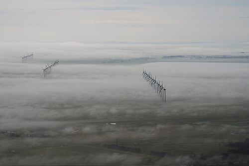 Vista do parque eólico na cidade em um dia de neblina