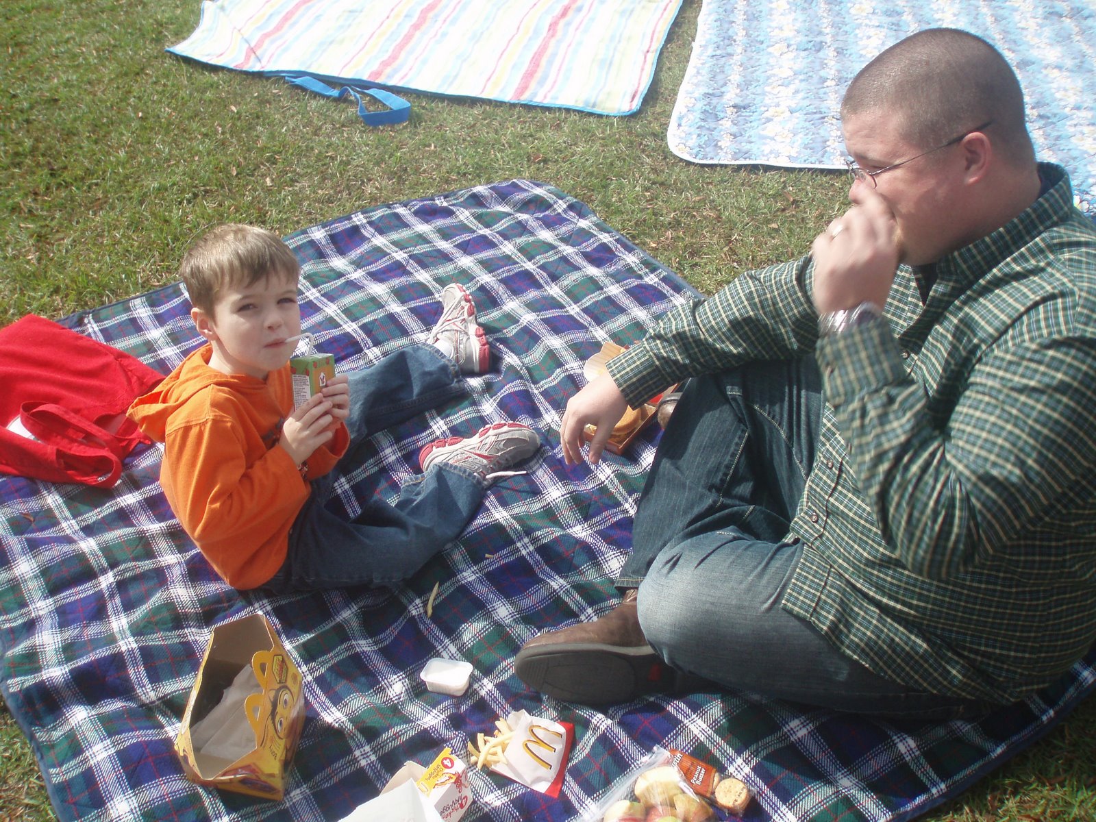 [family+picnic+day+at+school+-+daddy+brought+mcdonald's++110907.JPG]