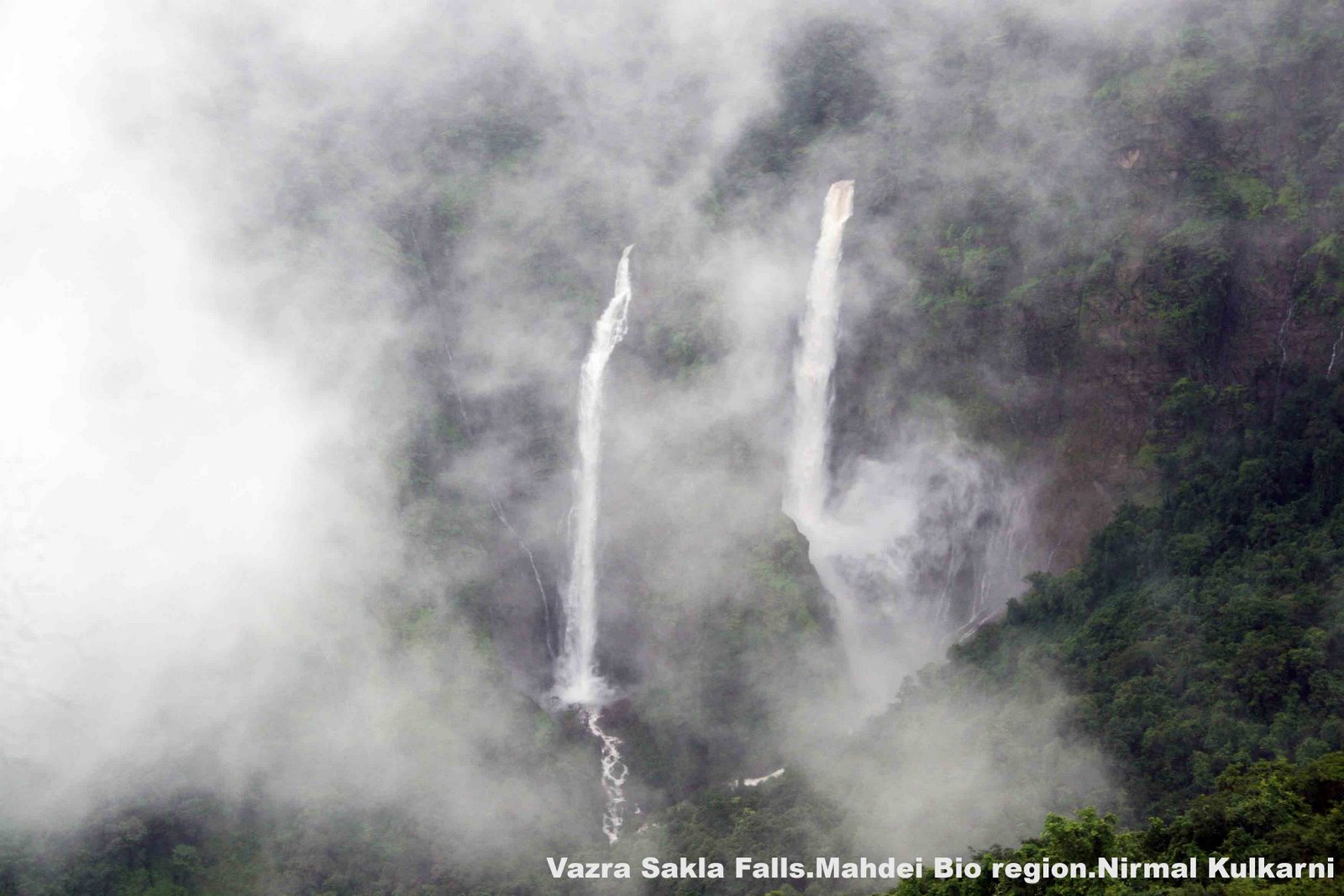 [vazra+sakla+waterfalls+in+monsoons.jpg]