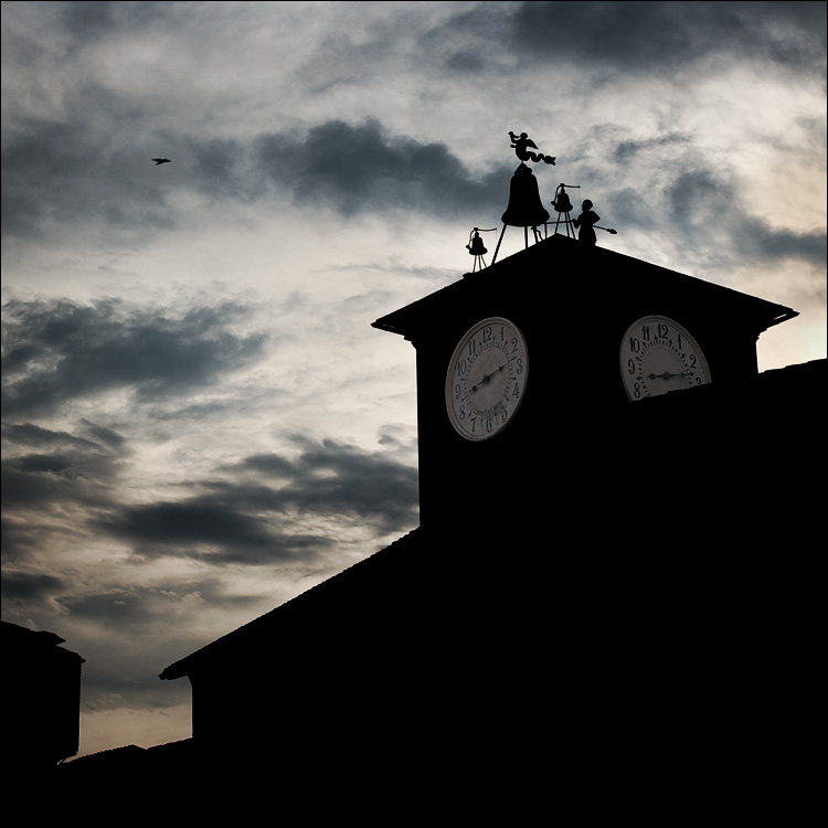 [italy_orvietto_clock_silhouette_01.jpg]
