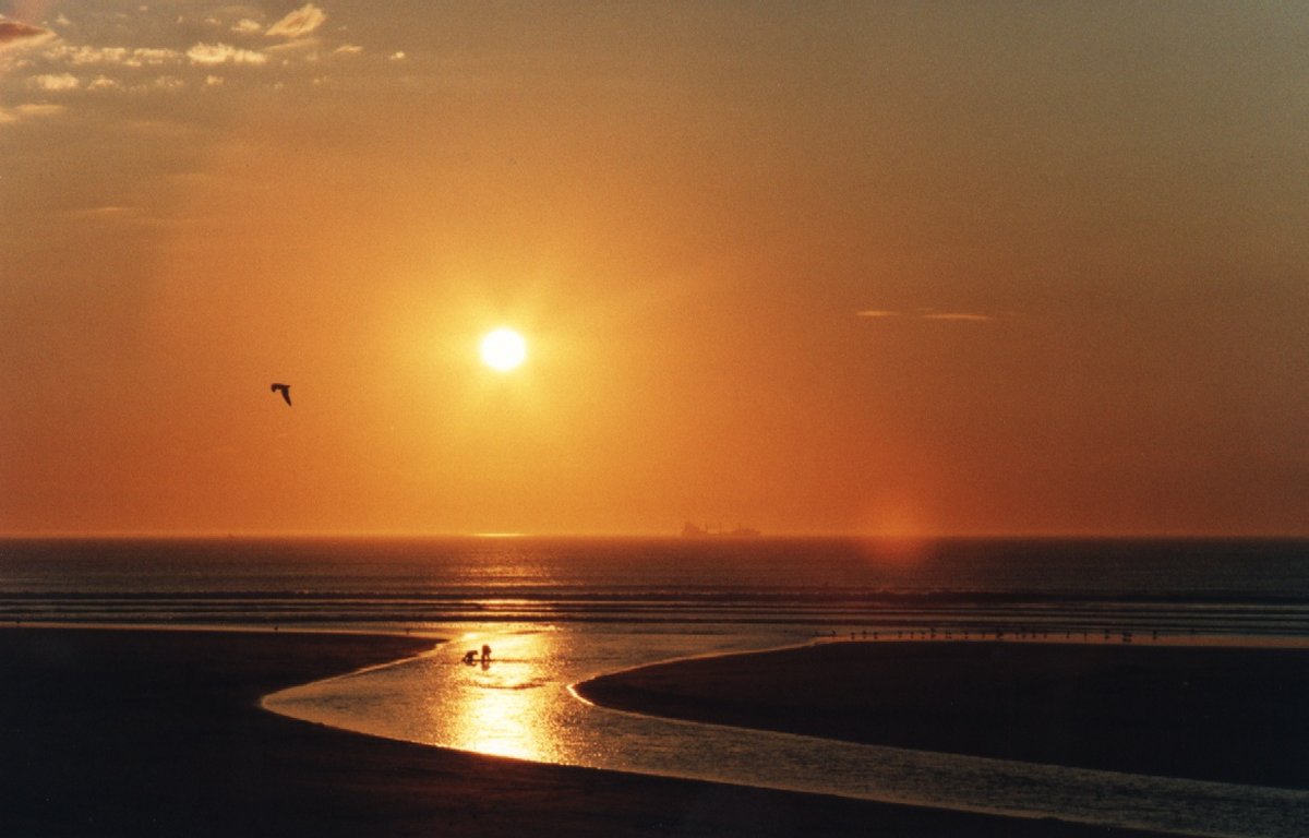 [06_sunset_river_sea.jpg]