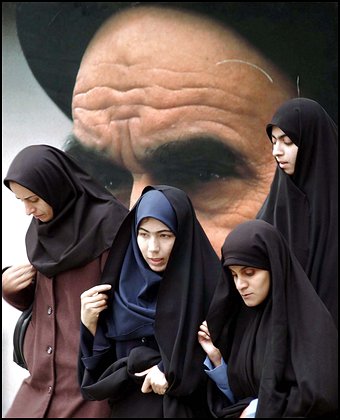 [khomeini-women.jpg]