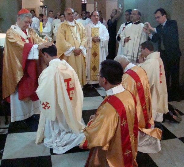 [PRENSA+-+FOTO+5+El+Cardenal+Urosa+impone+las+manos+sobre+los+nuevos+sacerdotes+en+Caracas.jpg]
