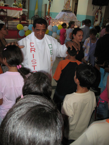 [El+padre+Carlos+FrÃ­as+pÃ¡rroco+de+Guatire+saluda+a+la+comunidad+durante+la+paz+de+la+misa+el+29-04-2007.jpg]