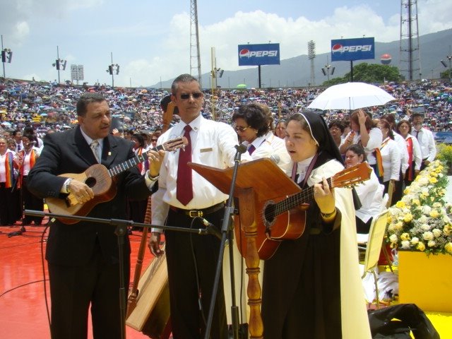 [Foto+7+Una+hermana+de+las+Carmelitas+Venezolanas+interpreta+un+himno+a+la+Madre+Candelaria.JPG]