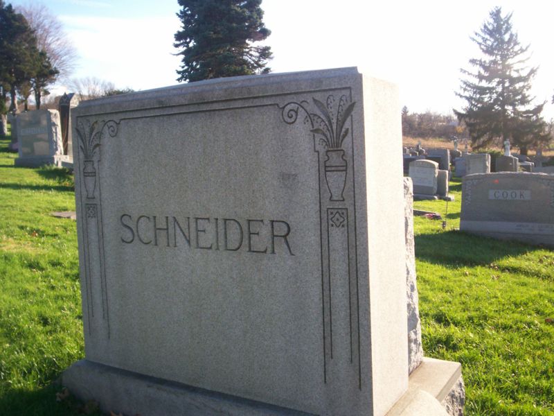 [Schneider-Eddie_grave_01.JPG]