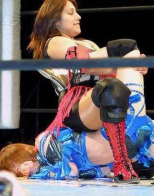 [Faby+Apache+vs.+Azumi+Hyuga-wrestling.jpg]