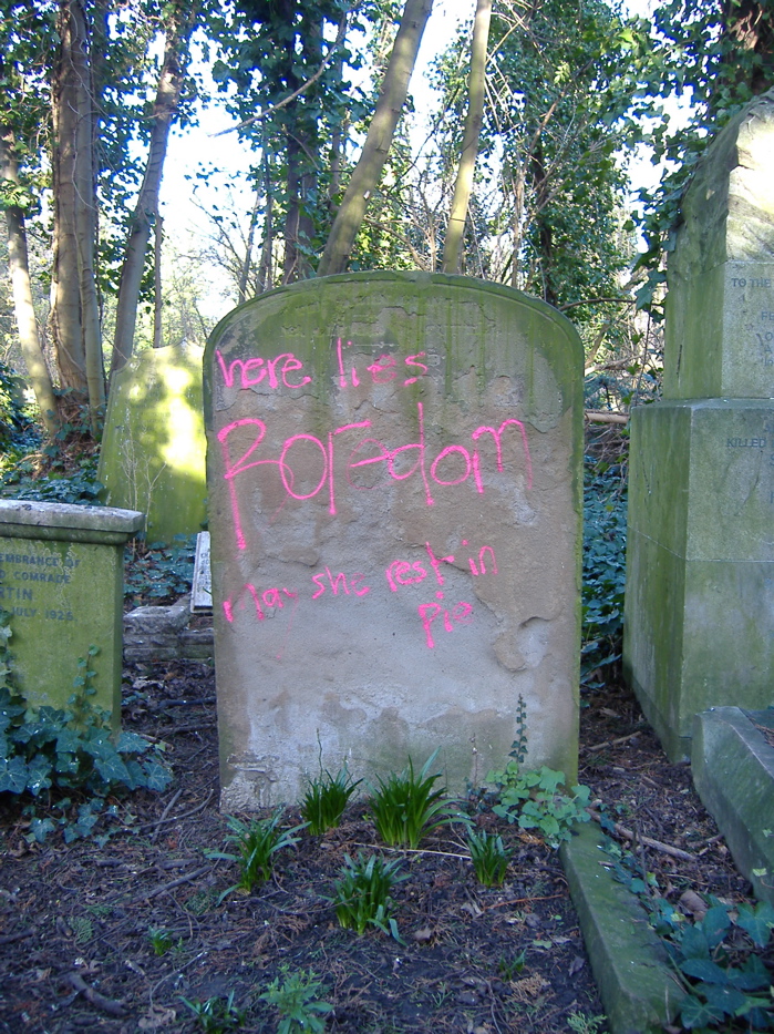 [vandalised_grave.jpg]