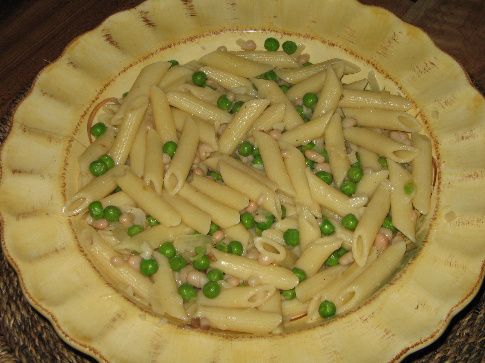 [Penne+With+Peas+And+White+Beans+001.jpg]