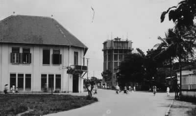 [Kruispunt+Raadhuisweg,+Oranjelaan,+Soeak+Batoe+Depaten+Lama+te+Palembang+circa+1935.jpg]