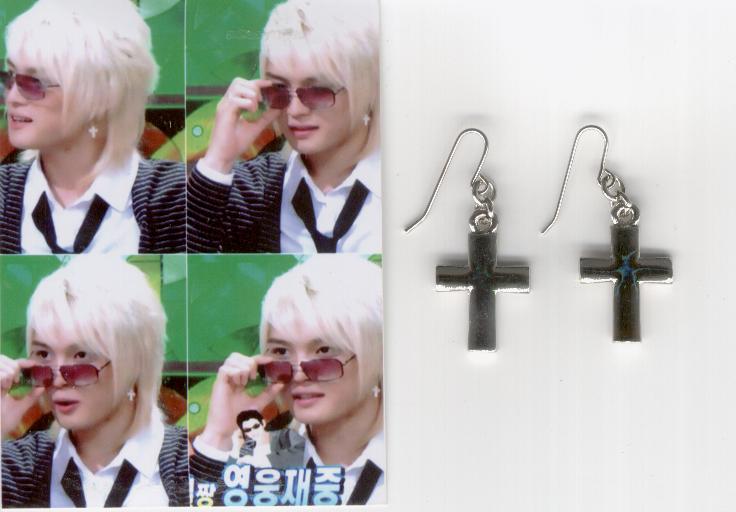 [Jaejoong+cross+earrings+2.jpg]