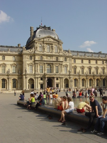 [mini-Louvre.JPG]