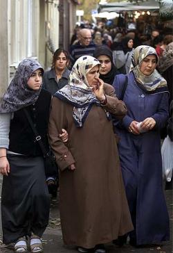 [Varias_mujeres_musulmanas_pasean_llamada_Pequena_Estambul.jpg]