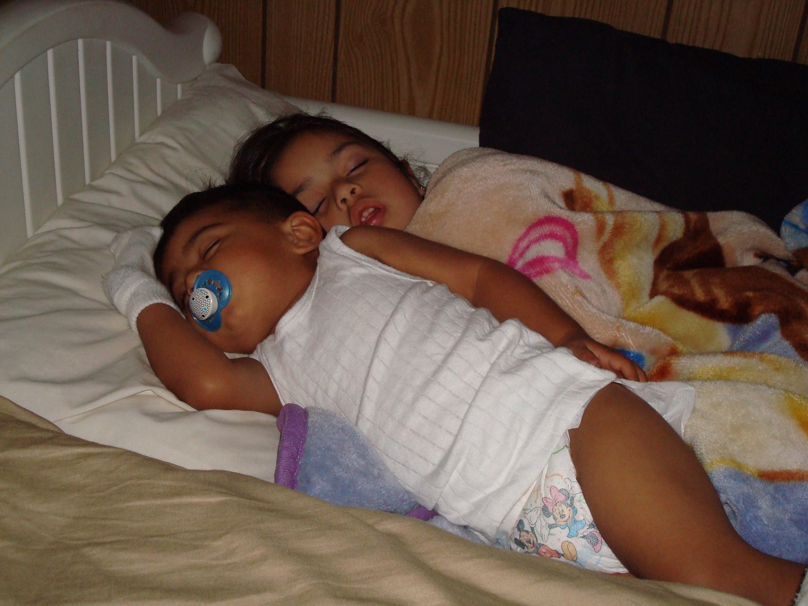 [Adrian+&+Ally+sleeping+004.jpg]