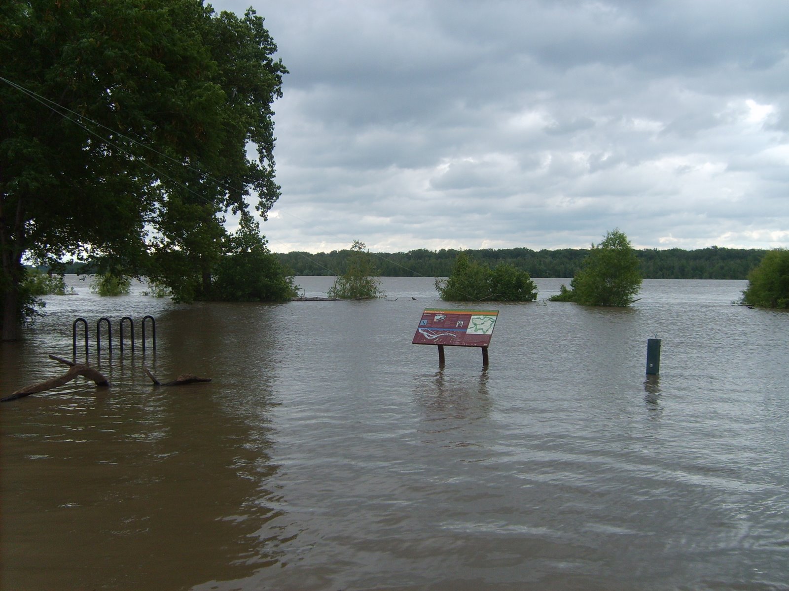 [Mississippi+flood+2008+june.jpg]