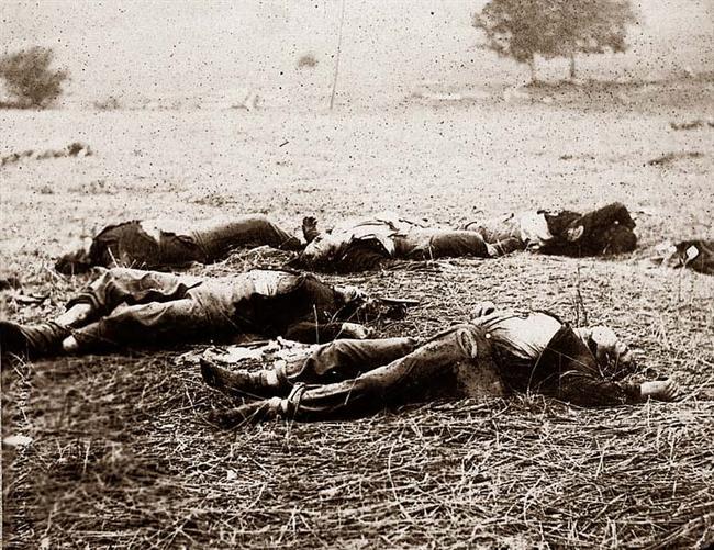 [Gettysburg-Dead.jpg]