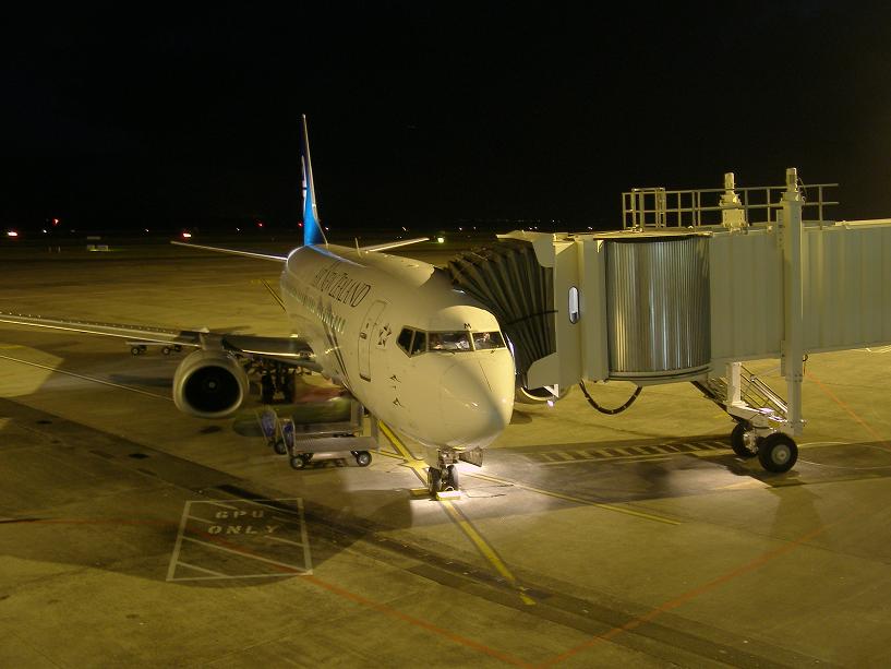 Night time Airbridge with Air New Zealand B737