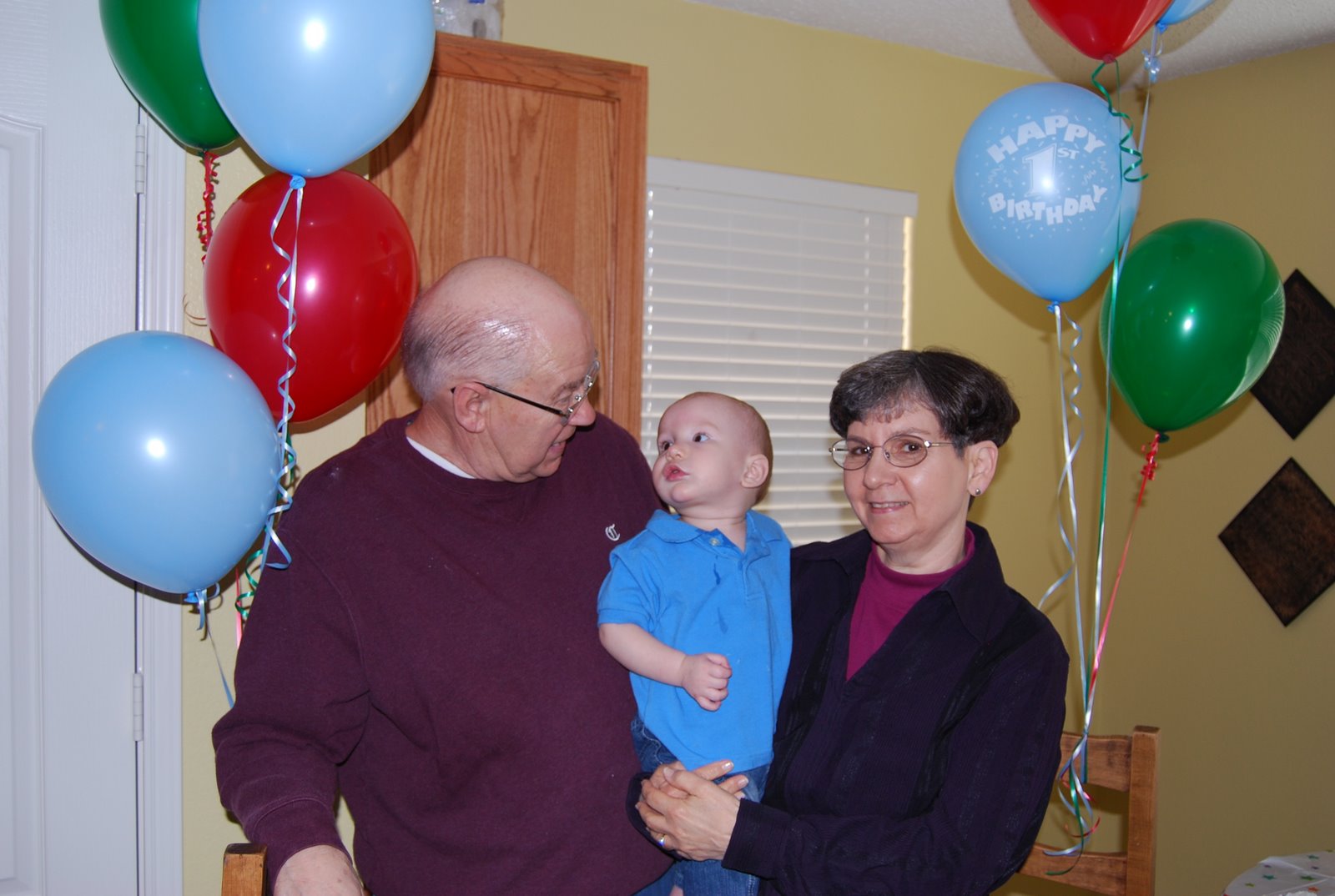 [Grandpa+Grananny+and+Balloons+with+Thatch.jpg]