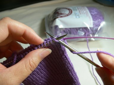 [3-yarn+shouldn't+enter+from+bottom+on+knit-P1070719.jpg]