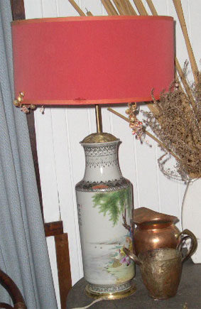 lampara con base china antigua y pantalla con caireles
