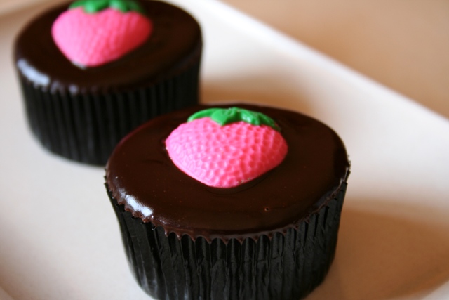 [coklat+strawbery+cup+cakes.JPG]