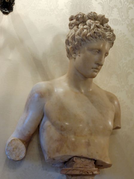 [448px-Top_Apollo_Musei_Capitolini_MC1162.jpg]