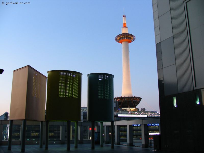 [kyoto_tower_from_kyoto_station.jpg]