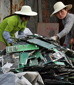[garbage_chinese-women-dismantle-comput.jpg]