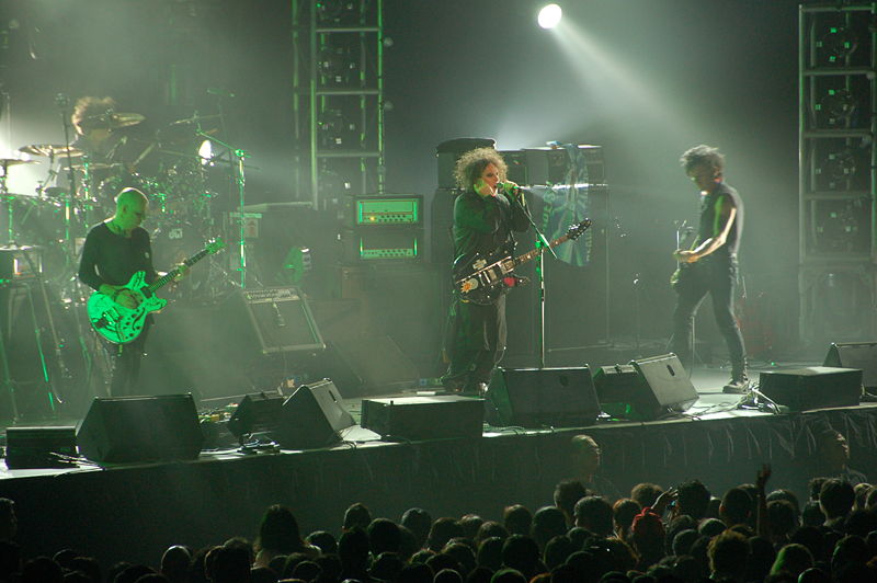 [800px-The_Cure_Live_in_Singapore_2-_1st_August_2007.jpg]