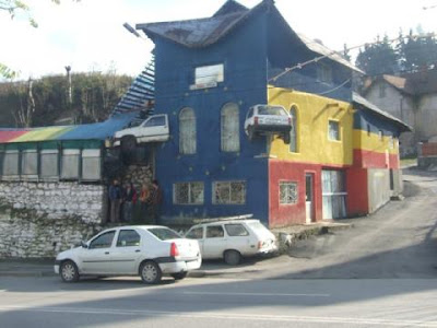 Las casas más raras... Romanian+car+House