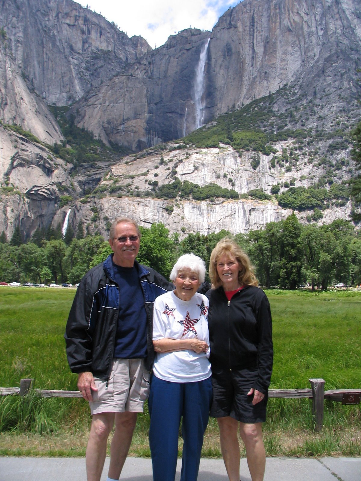 [Yosemite+&+trip+to+see+Caroline+June+07+009.jpg]