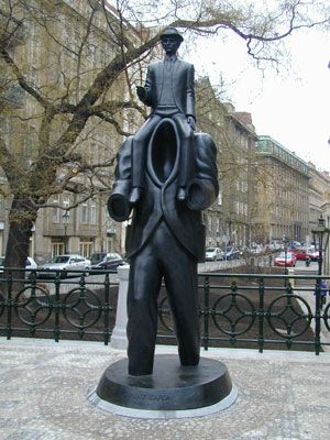 [Statue_Prague_Kafka.jpg]