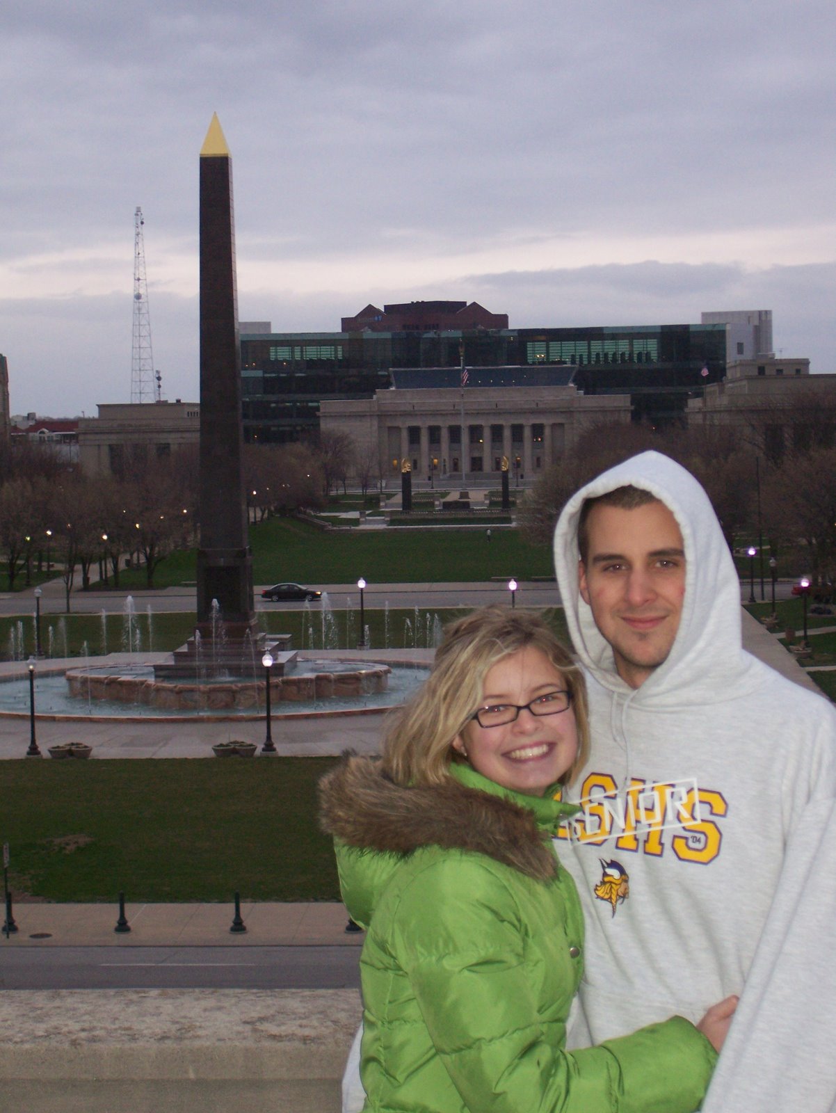 [Courtney+and+Travis+with+the+War+Memorial.JPG]
