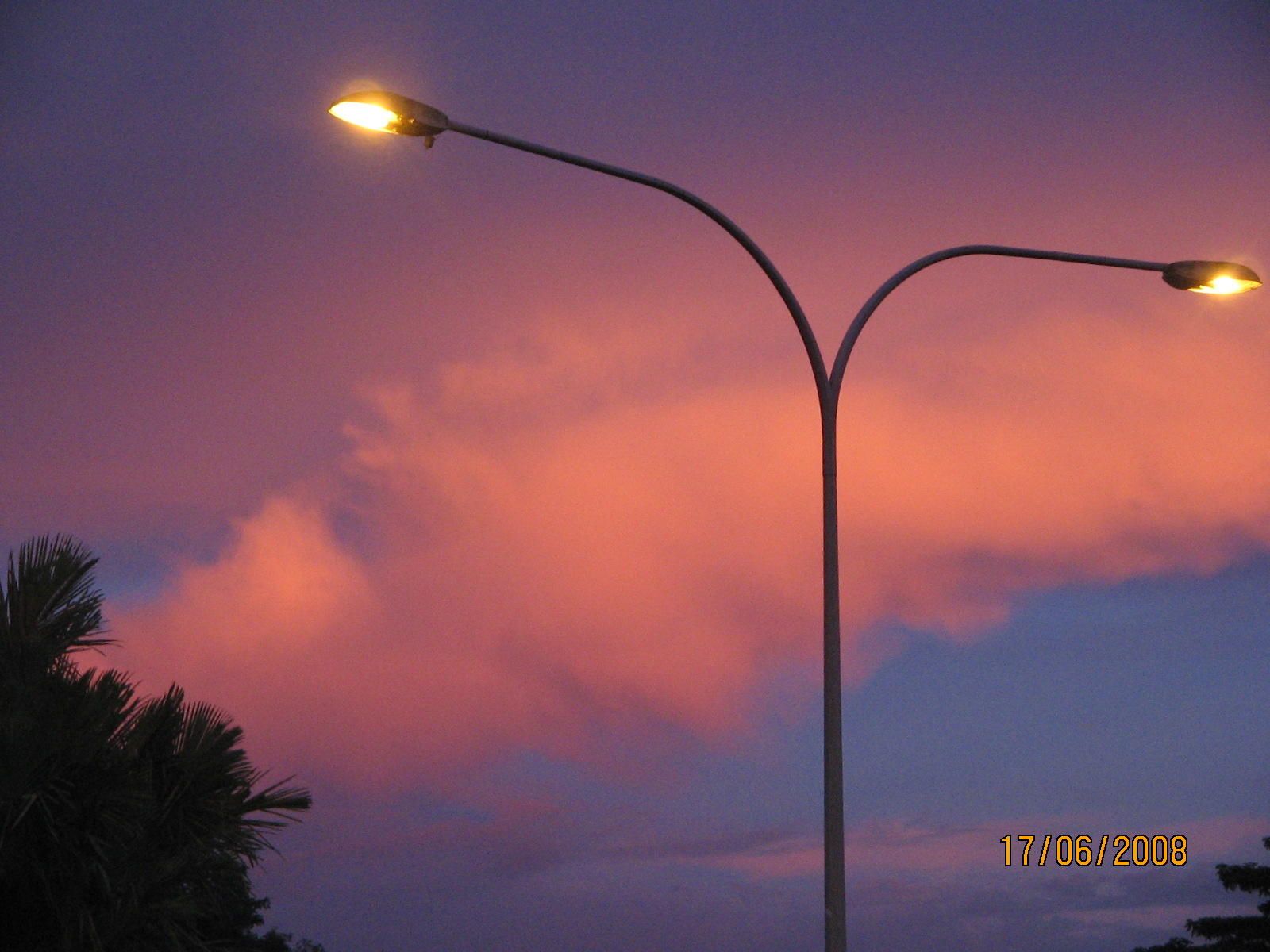 [Symmetry+of+the+street+light+and+the+sky.jpg]