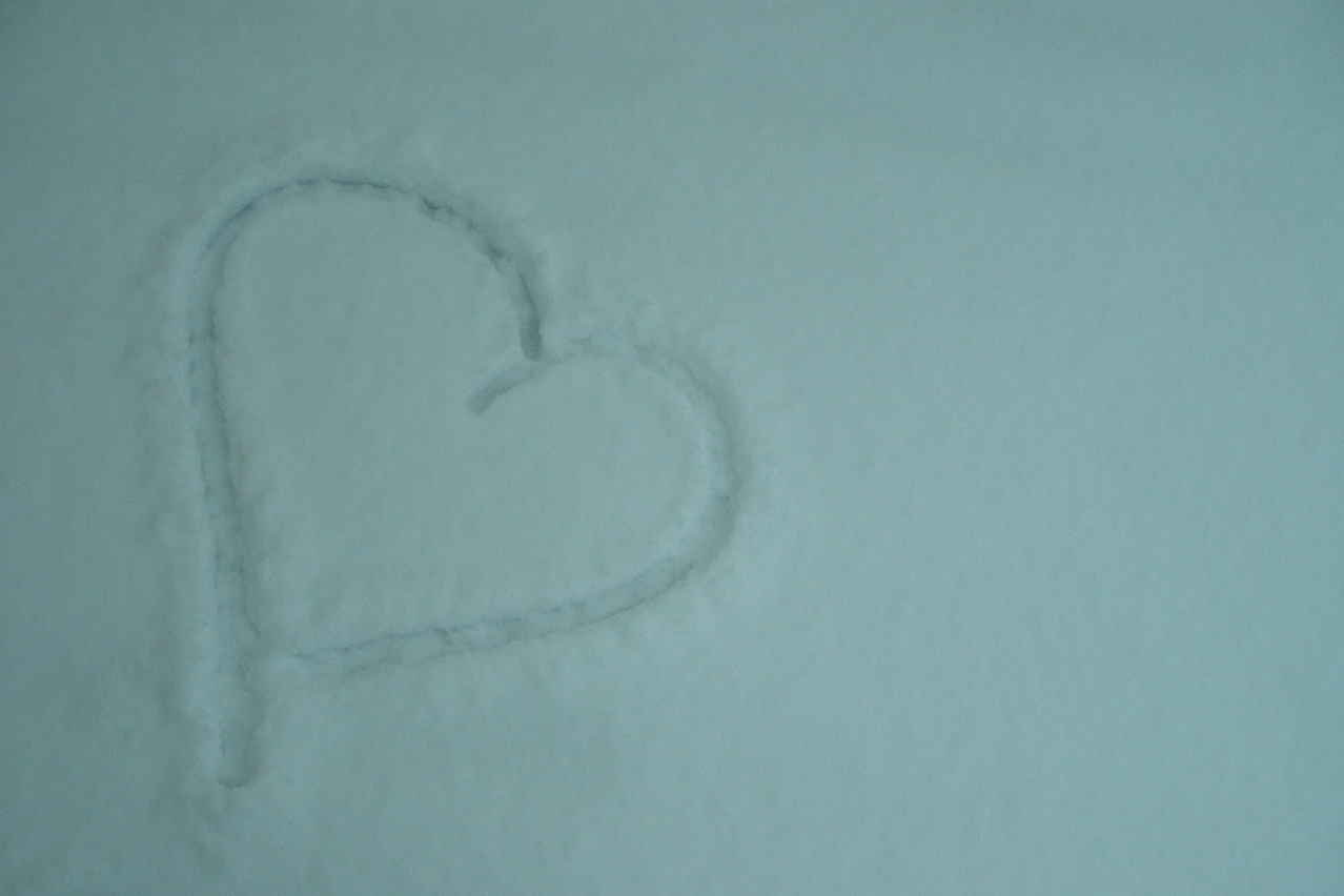 [February+13+-+heart+in+the+snow.JPG]