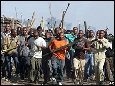 [south+africa++rioters+with+sticks.jpg]