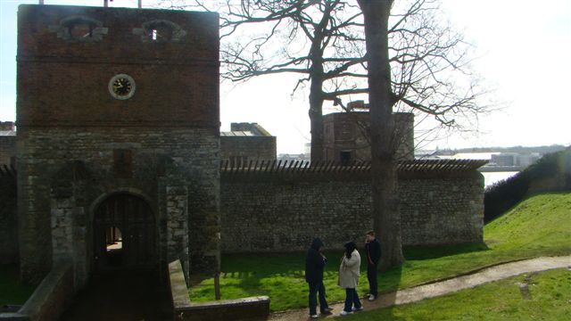 [Visitors+to+Upnor+Castle.jpg]