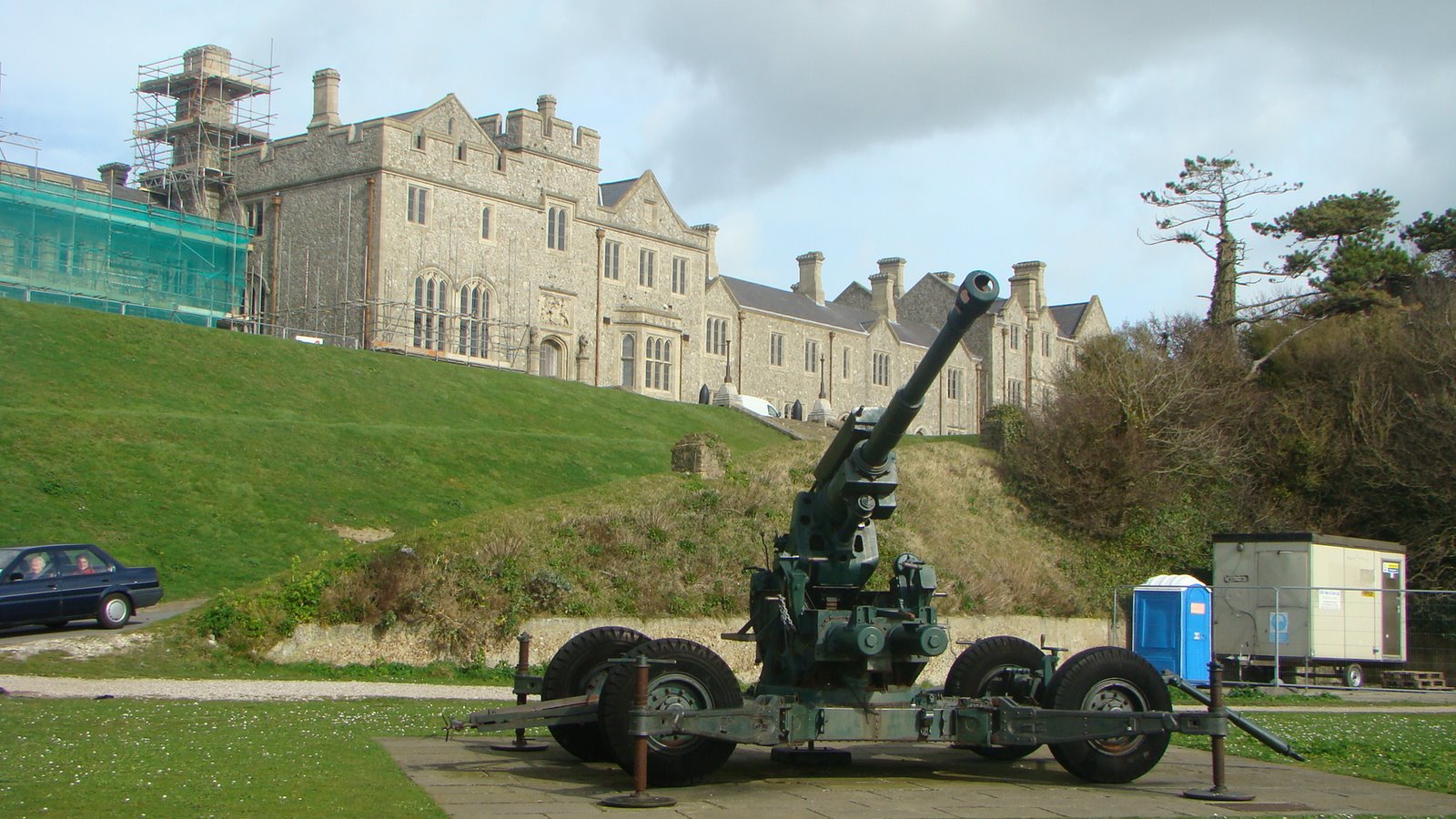 [Artillery+Gun+in+Front+of+Eastern+Wing+Dover+Castle.jpg]