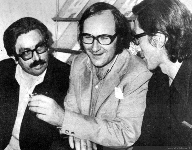 [MC0036427Luis+Sánchez+Latorre,+Antonio+Skármeta+y+Mauricio+Wacquez+1971.jpg]