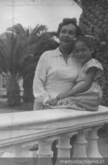 [Isolda+Pradel+e+Isolda+Castro,+1951.jpg]