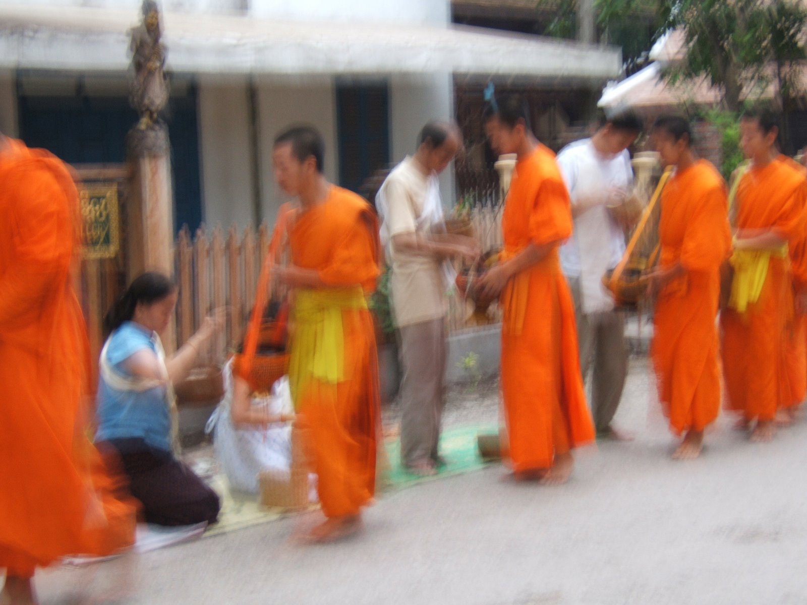 [Luang+Prabang--+alms+for+monks+3.JPG]
