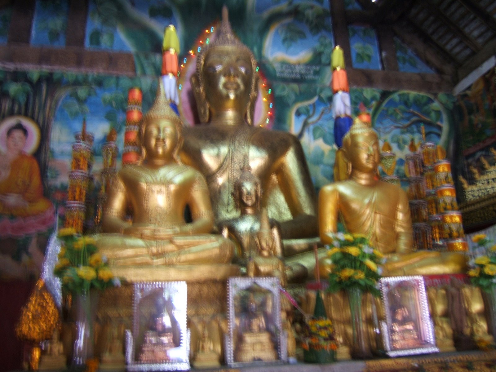 [Luang+Prabang--Wat+Wisunalat-+Visounarath--+giant+gold+buddha.JPG]