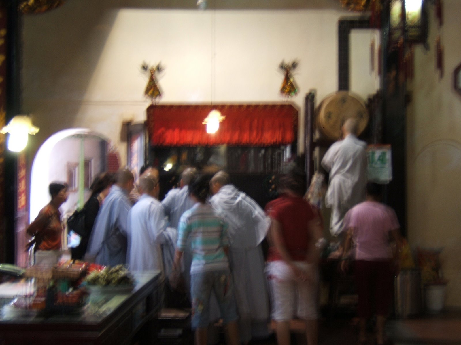 [Malacca--+monks+doing+their+thing.JPG]