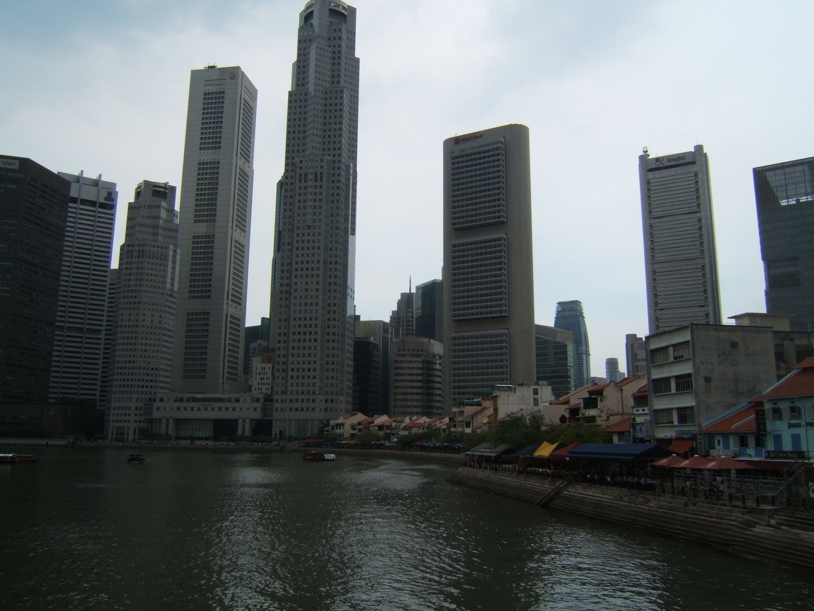 [Singapore--+a+bit+of+skyline.JPG]