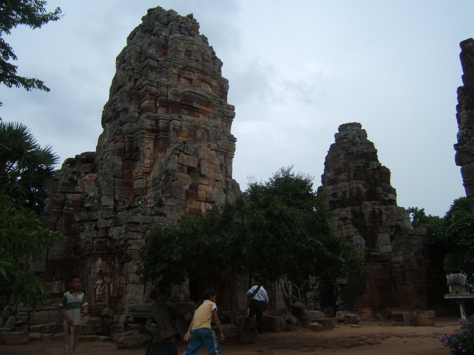 [Battambang--+Phnom+Banan--+ruins.JPG]